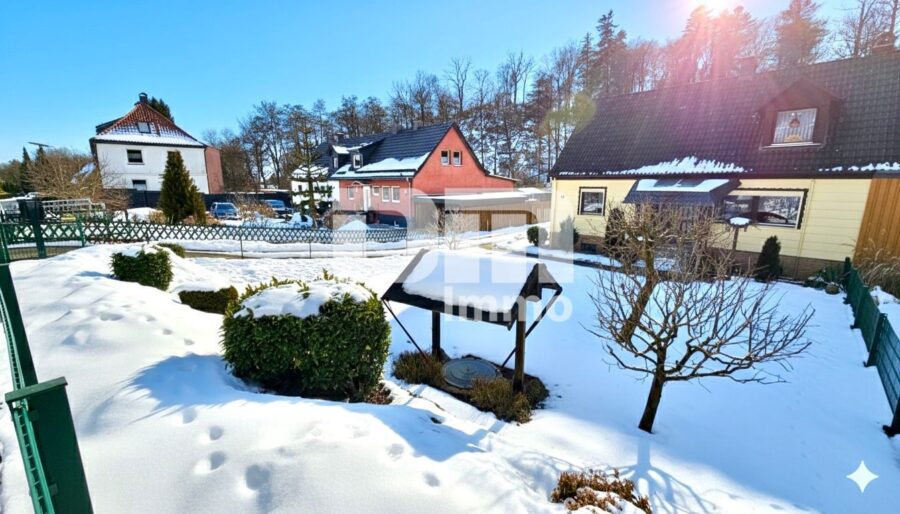 Modernisierte DHH mit Doppelgarage und 2x Carport in Traumlage inkl. Bachlauf - Vorgartenbereich / Zufahrt